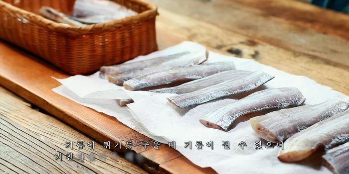 Wash the flounder thoroughly and remove all moisture.