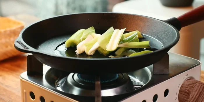 Heat oil in a pan, stir-fry green onions over medium heat until fragrant. Add ginger for extra fragrance.