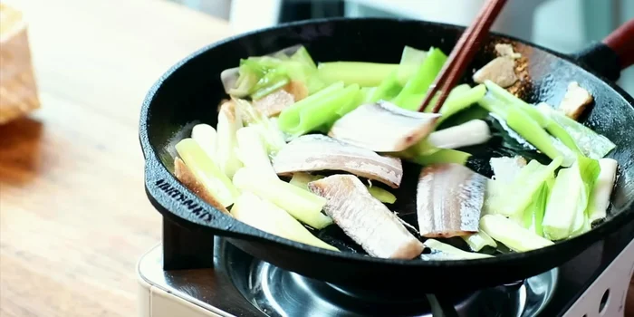 Add seaweed and fry it to give it a grilled texture, firming the flesh and removing fishy smell.