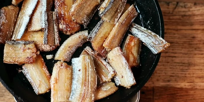 Remove leeks and ginger. Fry the flounder until golden brown on both sides.
