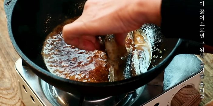 Add the grilled flounder to the seasoning sauce and stir-fry briefly to allow the seasoning to absorb.