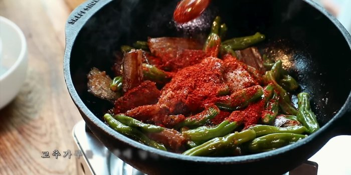 Add red pepper powder. Simmer on low heat for 10 more minutes.