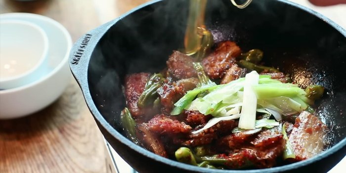 Add roasted green onions. When the broth has reduced, add brown sugar or honey, mix well.