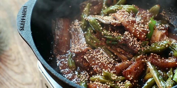 Finish by sprinkling sesame seeds and sesame oil.