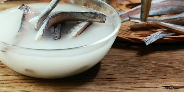Cut the flounder into pieces and soak it in rice water.