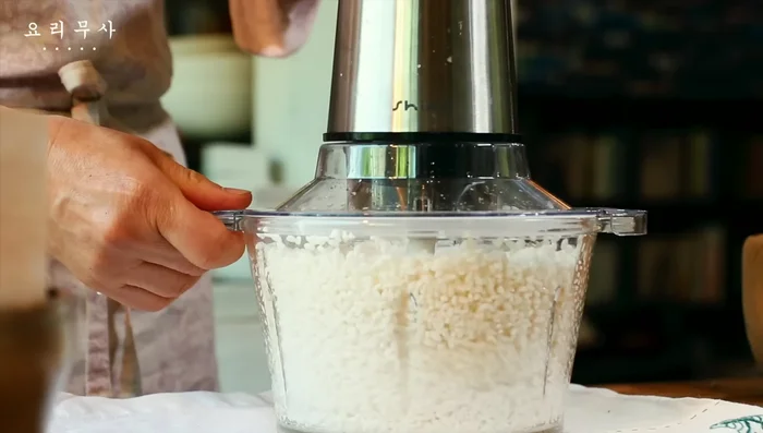 If not using pre-made rice flour, soak rice in water for over three hours, drain, and grind into fine powder.