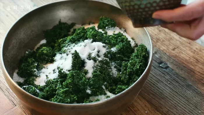 Mix rice flour with mugwort powder, salt, and sugar to taste.
