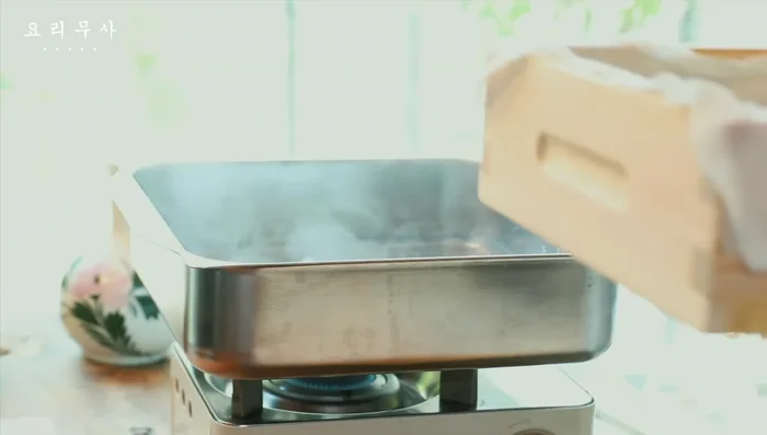 Steam the rice cakes on a wet cotton cloth for 20 minutes.