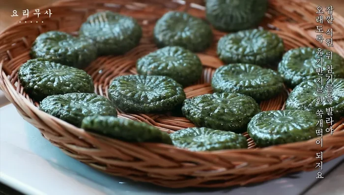Let the rice cakes cool, then brush with sesame oil for a glossy finish.