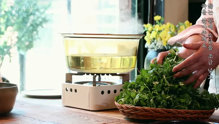 Boil mugwort in boiling water with a little salt until stems are slightly soft.