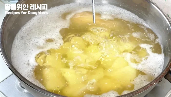 Cook the Sujebi (Recipe 1): Add potatoes to the broth. Once slightly cooked, add the sujebi dough, rolling it into small pieces. Add the vegetables and garlic. Simmer until the dumplings float to the surface.
