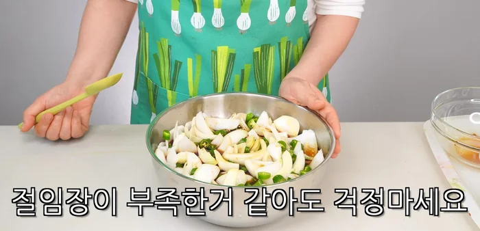 Pour the hot pickling sauce over the onions. Let it cool completely for a day before closing the lid.