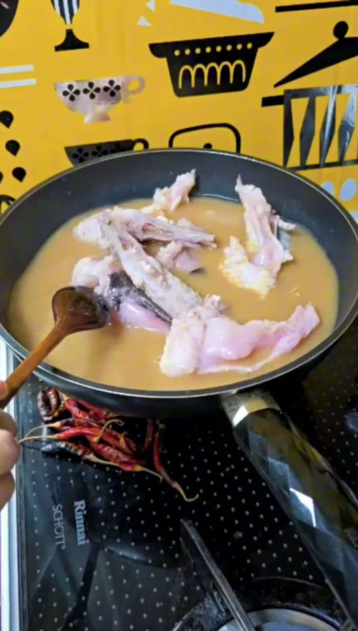 Prepare the spice paste: Chop chilies, garlic, and ginger. Mix with chili paste, cooking oil, soy sauce, honey, and chili powder. [514.36]