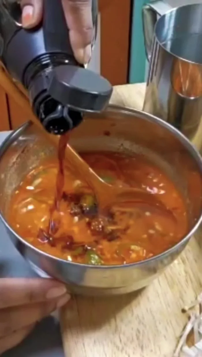 Add the spice paste to the fish stew. Stir well and cook until the fish is soft and the smell is gone. [579.519]