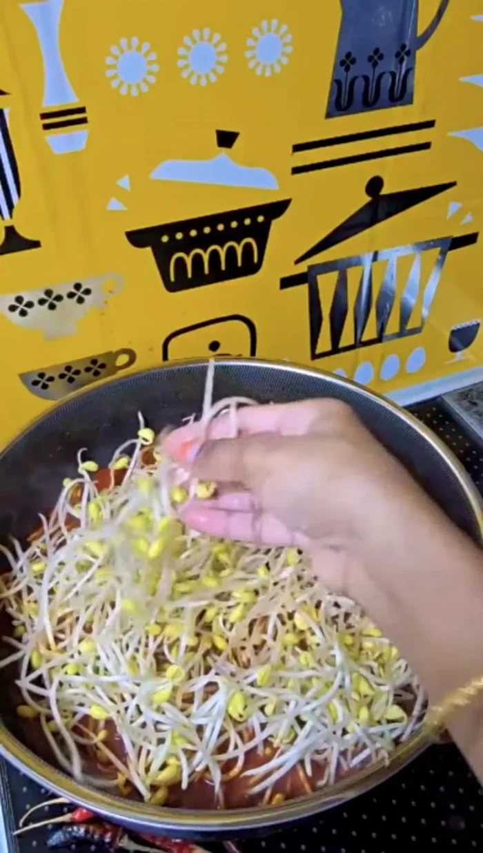 Add bean sprouts, Minari, and mushrooms. Stir gently and cook until vegetables are tender. [851.24]