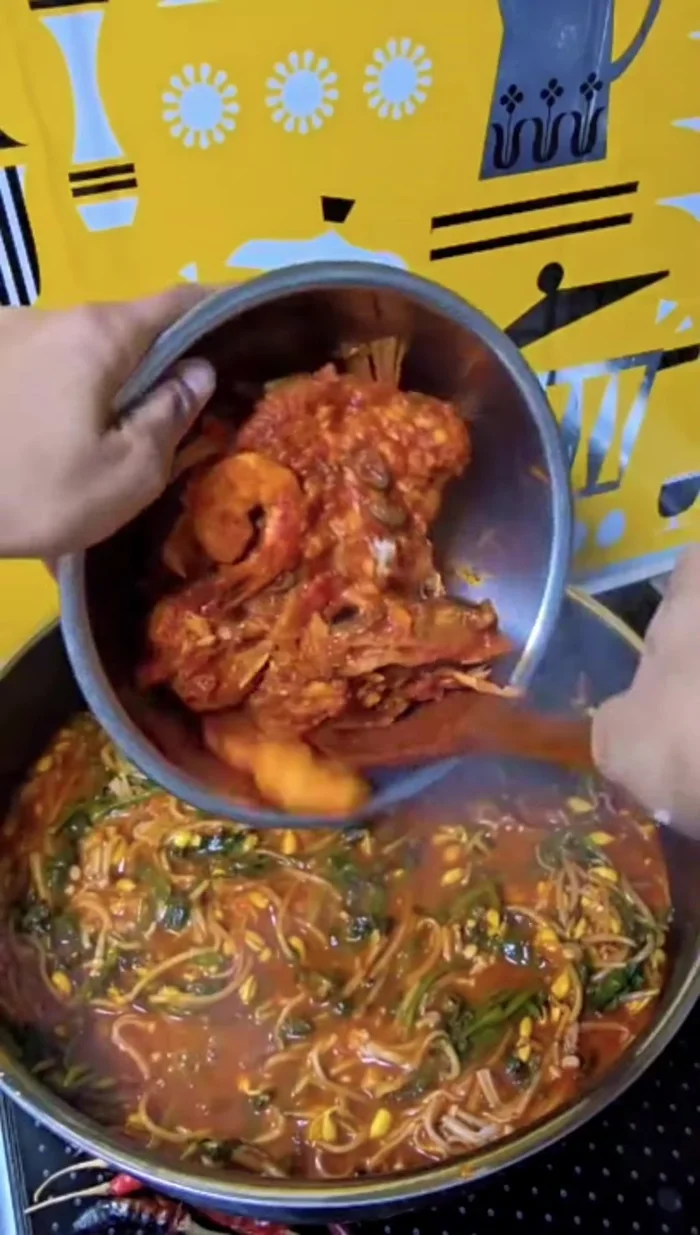 Garnish with green onions and butter. [1023.92]