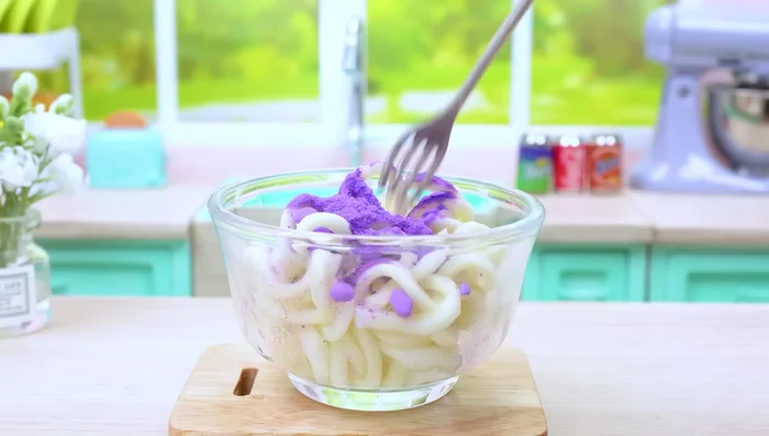 Mix the noodles with purple spice.