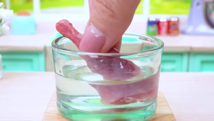 Rinse the chicken thigh with water.