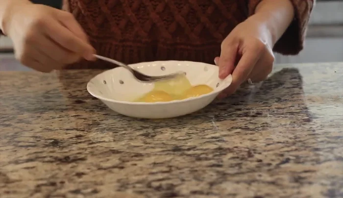 Whisk eggs with salt. Dip each lotus root and beef patty into the egg mixture, ensuring even coating.
