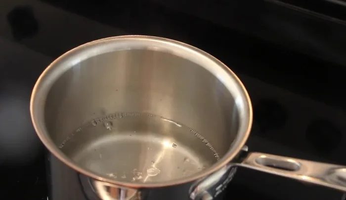 Boil water with vinegar. Add the lotus root slices and cook for 30 seconds on medium-high heat. Drain and set aside to cool.