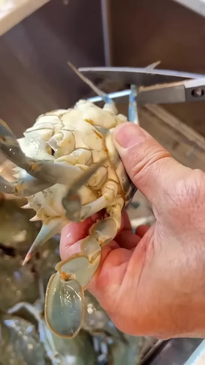 Clean the crab thoroughly. Cut off the crab legs and trim all edges. Clean every nook and cranny. Tear off a specific part, open the cover, and brush the inside.