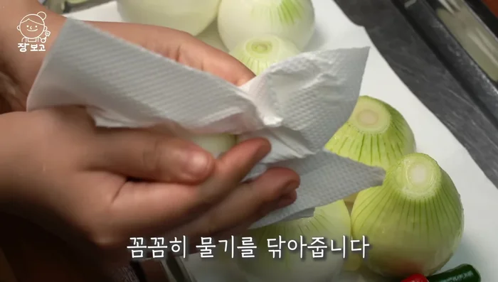 Thoroughly dry the washed ingredients with a kitchen towel. Well-dried ingredients are crucial for flavor.