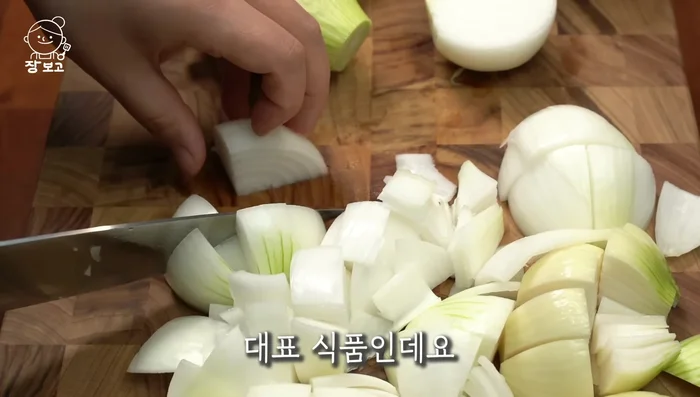 Cut the onions into bite-sized pieces. Cut the green and red chili peppers into 1cm lengths.