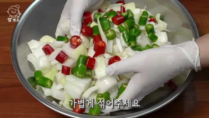 Place the prepared onions and peppers in a bowl and mix gently. Loosen the onions for better absorption.