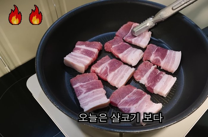 Put 200g of pork belly in a pan. Add a little salt and fry until golden brown, turning it over.