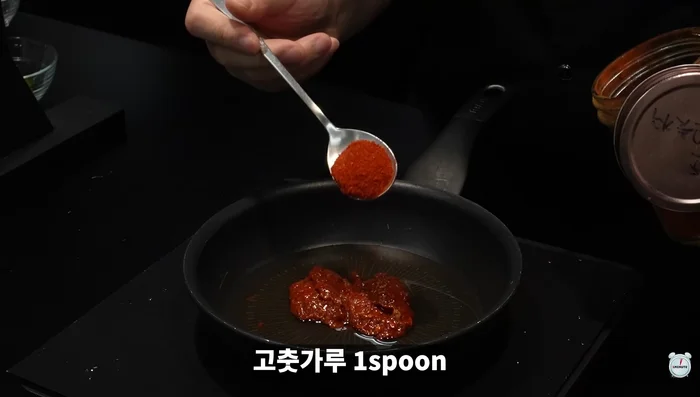 For the hairtail dipping sauce: Add dried hairtail, soju, red pepper powder, minced garlic, minced green chili pepper, and minced red chili pepper to a pan and boil until thickened.