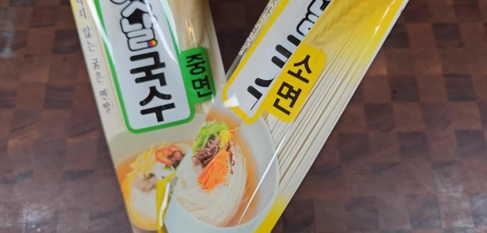 Prepare noodles. Thin or medium thickness is recommended. Avoid overly thick noodles that are difficult to eat with chopsticks.