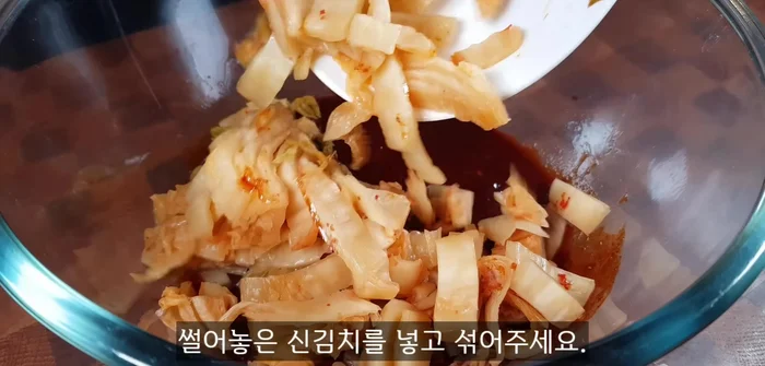 Add the sliced kimchi to the seasoning and mix well.