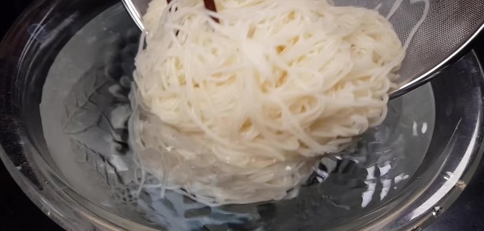 Immediately rinse the cooked noodles under cold water to remove excess starch. Rub gently and change the water three times.