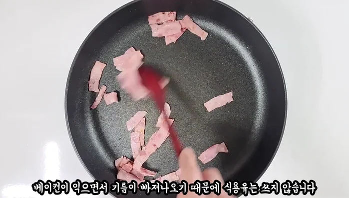 Fry bacon in a heated pan until cooked. Set aside.