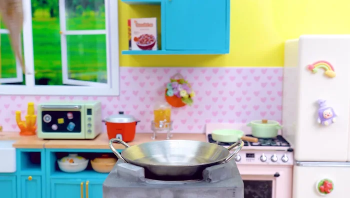 Put the octopus into the pot. Wait for 10 minutes. Take it out.