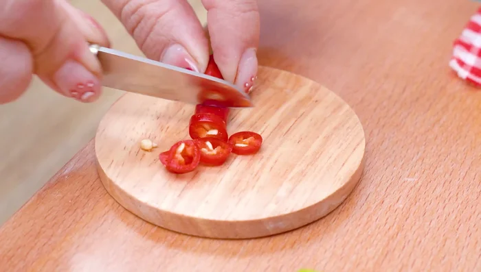 Slice the chili and onion.