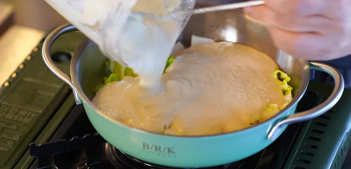 Pour the soybean mixture over the cabbage and mix roughly.
