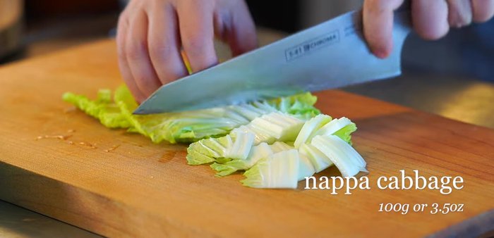 Cut napa cabbage into bite-sized pieces and place in a pot. Lightly season with salt.