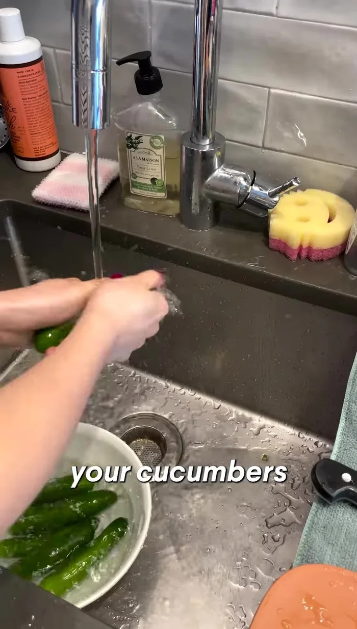 Prepare the cucumbers: Rinse the cucumbers thoroughly under cold water. Then, pour hot water over them to enhance their crunchiness. Rinse again with cold water.