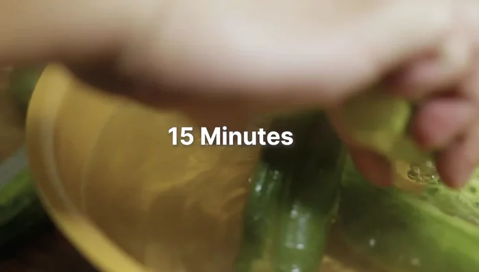 Soak the cucumbers in the salted water for 15 minutes.