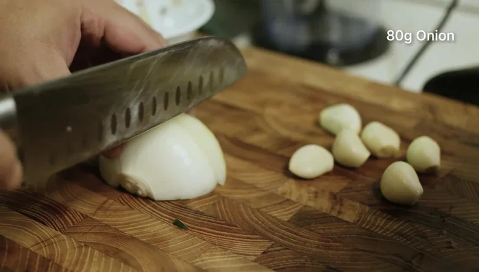 Thinly slice the onion.