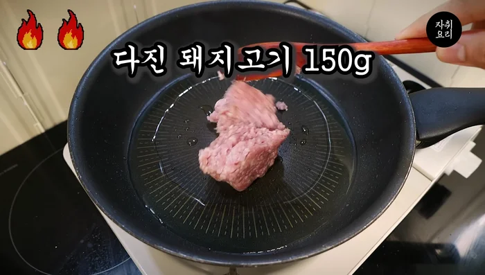 Add 150g of shredded pork and a spoonful of majira to the remaining oil and stir-fry once until the blood disappears.