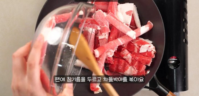 Bring the broth to a boil. [Inferred]