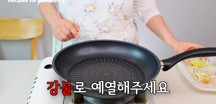 Heat the frying pan with cooking oil on high heat.