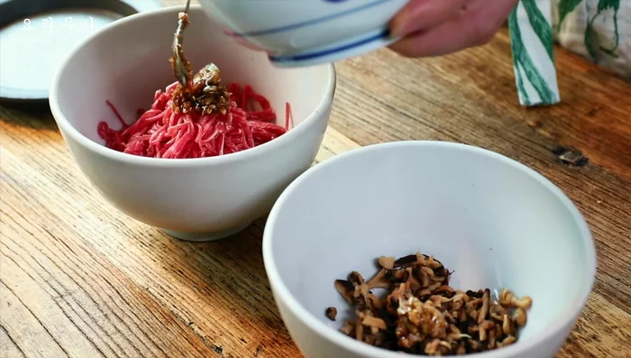 Mix the marinated beef and shiitake mushrooms well.