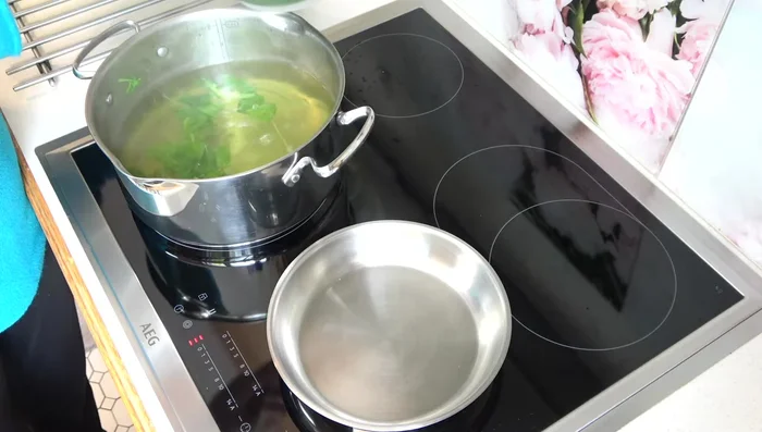 Heat a pan with sesame oil. Add chopped garlic and saute briefly until fragrant (do not brown).