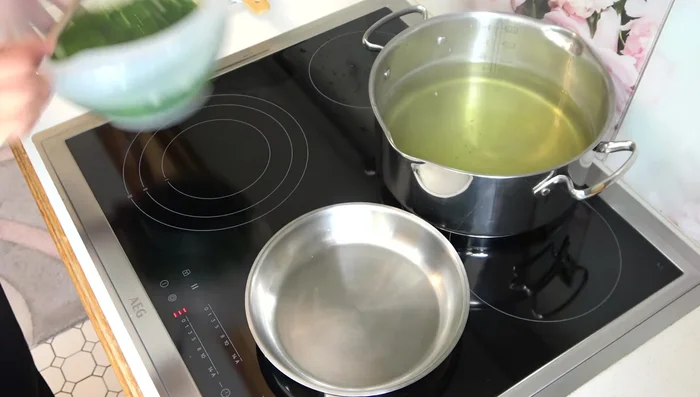 After 30 seconds in ice water, drain the spinach in a sieve.