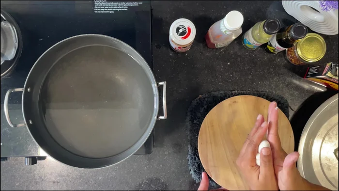 Shape the dough into small rice cakes, about 5cm in size.