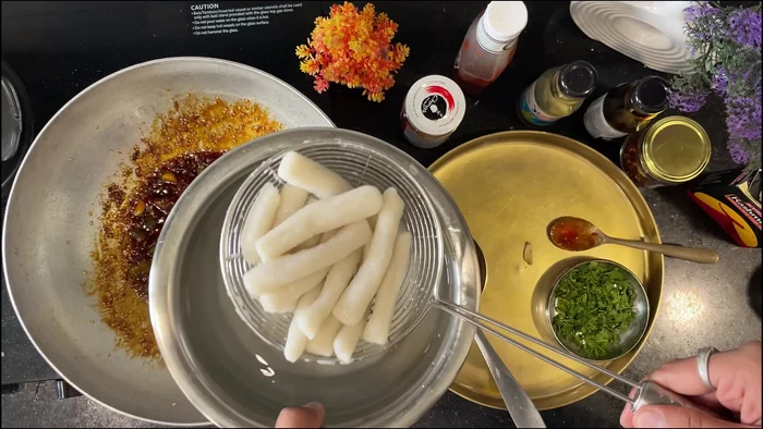Add the boiled rice cakes to the sauce. Stir gently, ensuring the rice cakes retain their shape.