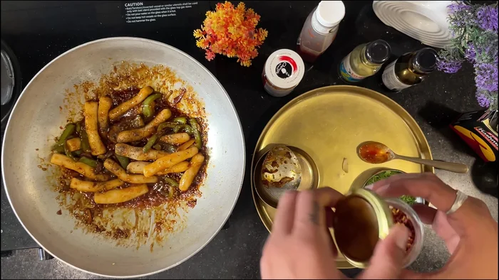 Add black pepper powder and red chili flakes. Simmer until well-combined.